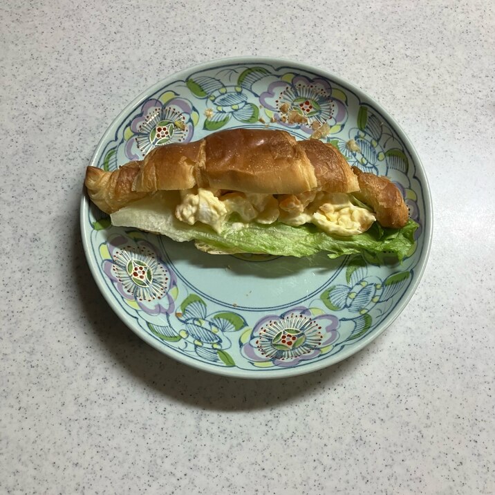 レタスと卵のクロワッサンサンド